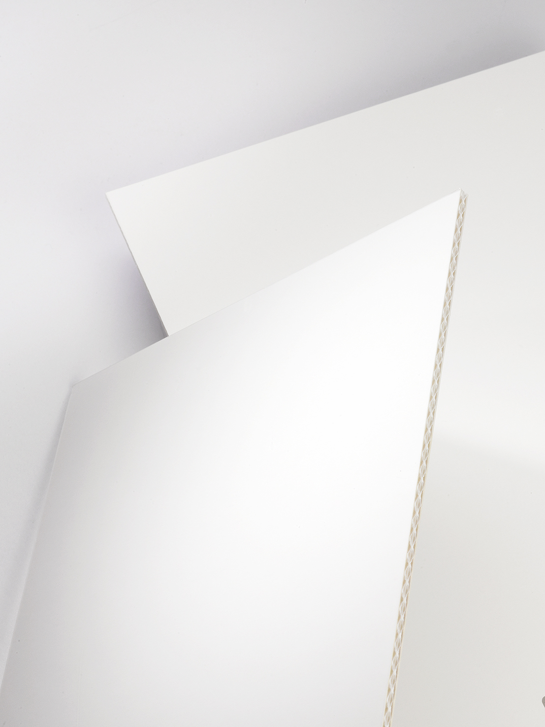 DISPA® est une gamme de cartons composites utilisés pour la communication visuelle et l'impression numérique. Une gamme recyclée existe avec le DISPA® re. Ces produits sont fabriqués par 3A Composites.